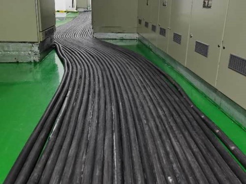 威宁如何根据理论计算公式计算温度对特定电压测量结果的影响？